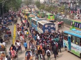 বাসে হাফ ভাড়া না নেওয়ার প্রতিবাদে বৃহস্পতিবার (১৮ নভেম্বর) সকাল ১০টায় ঢাকা কলেজের সামনের সড়ক অবরোধ করেন কলেজটির শিক্ষার্থীরা৷